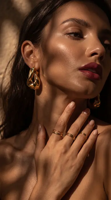 Mulher usando o Brinco Lume em ouro 18k