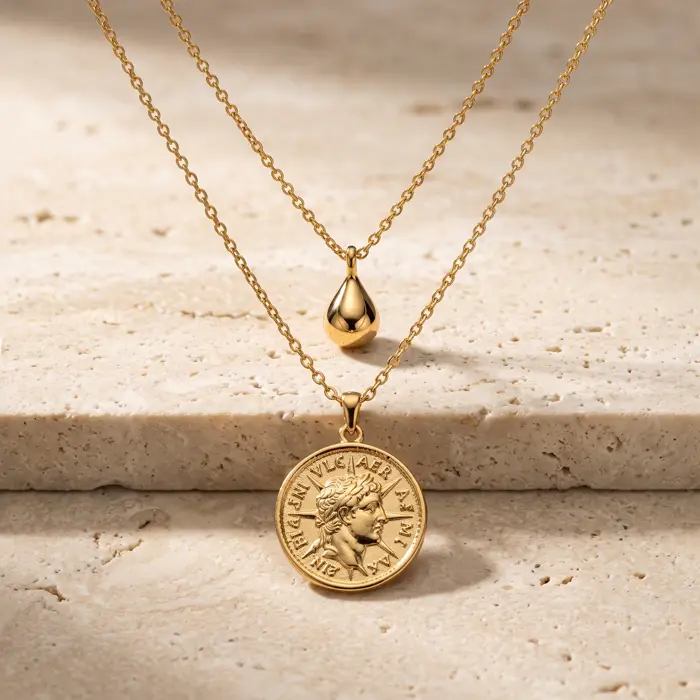 Colar Relicário com gota e medalha em ouro 18k